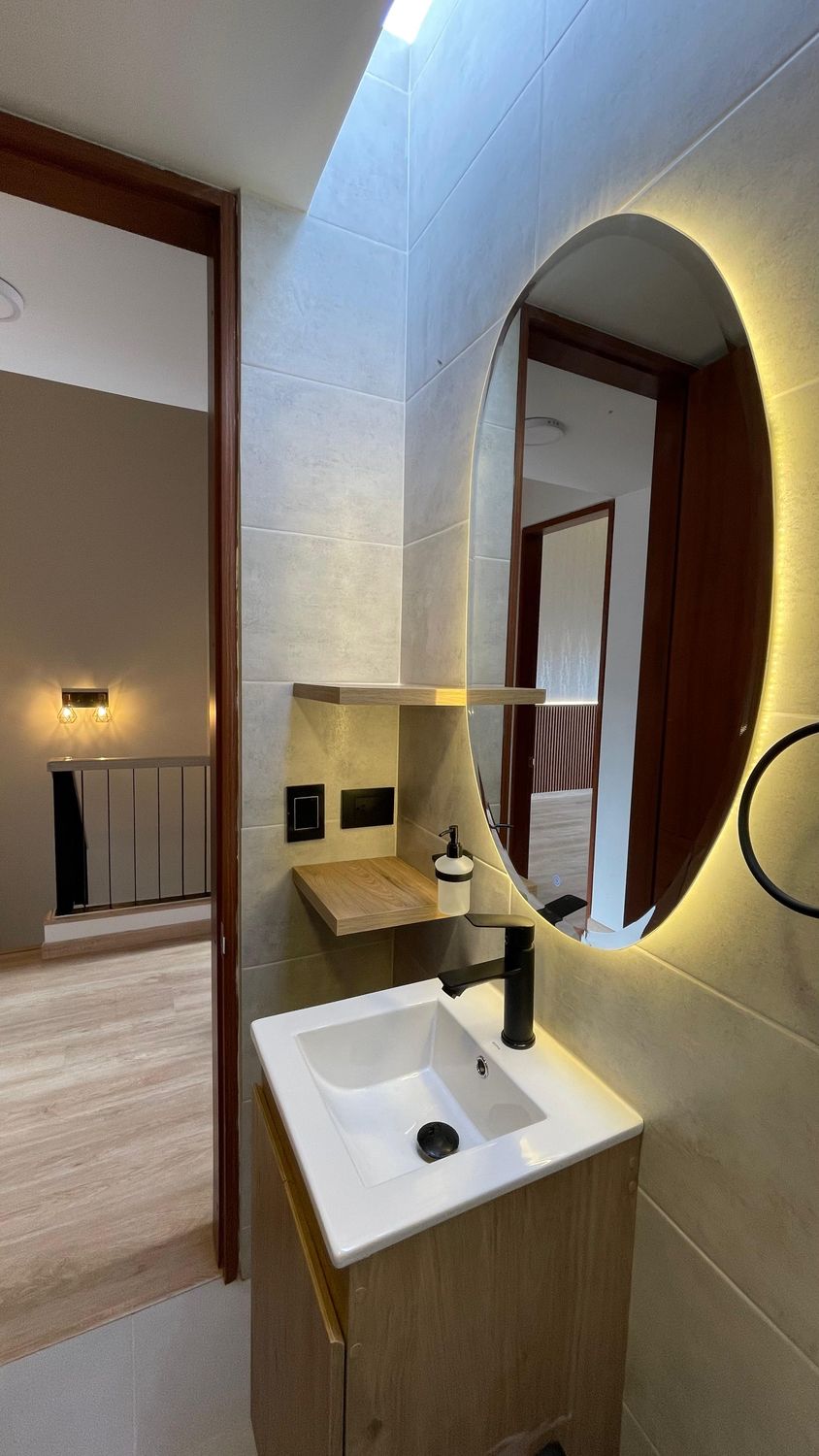 Baño con espejo retroiluminado